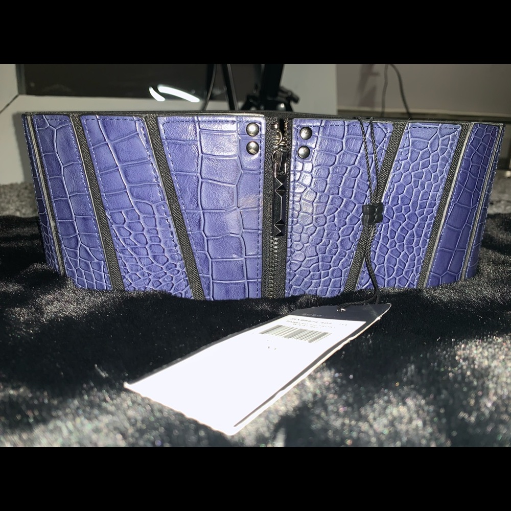 BCBGMAXAZRIA Waist Belt. Front Zipper elastic back